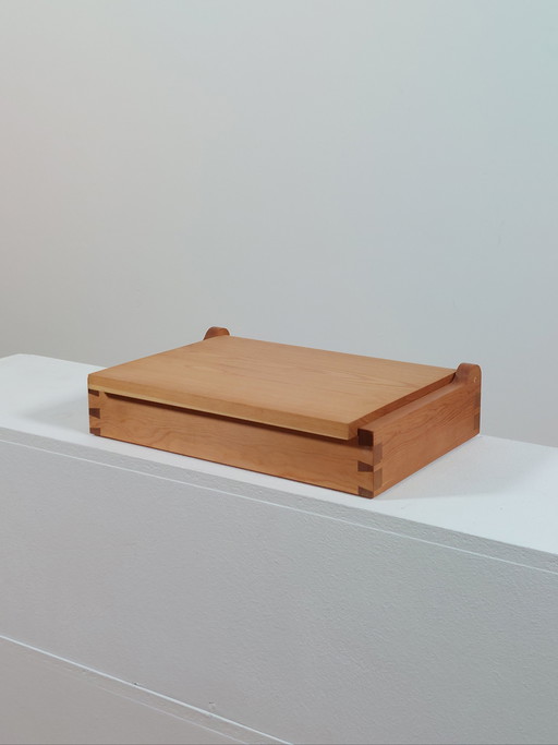 Caja de madera minimalista vintage hecha a mano por un carpintero, con ensamblaje de cola de milano.