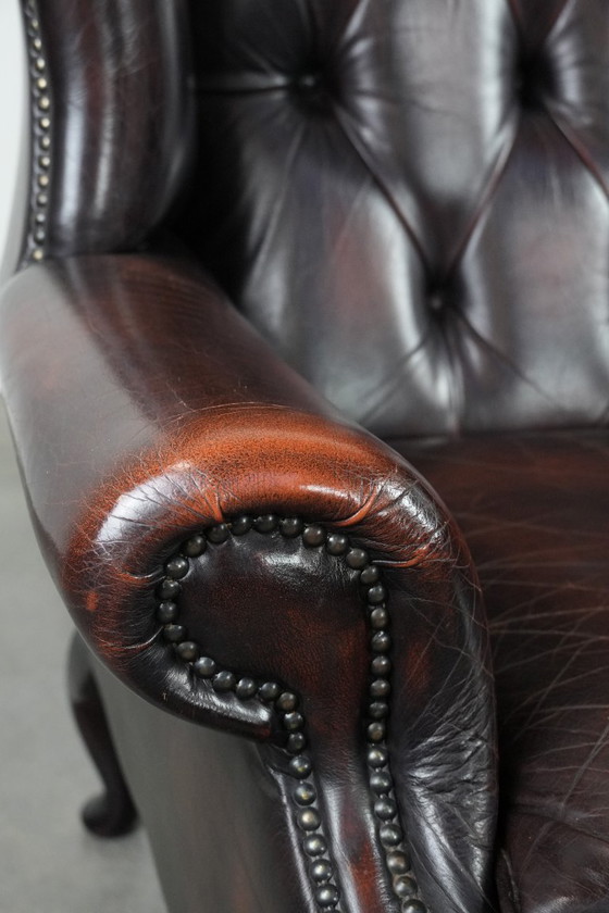 Image 1 of Poltrona Chesterfield con braccioli in pelle bovina marrone, in classico stile inglese.