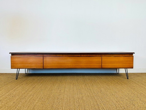Aparador bajo escandinavo de teca con patas de horquilla, 1960.
