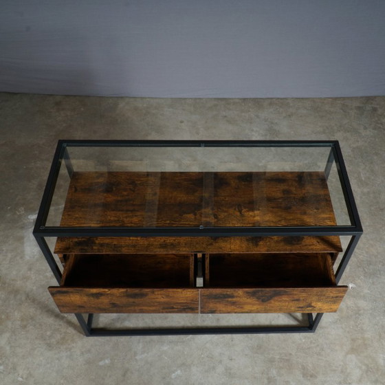 Industrieller Beistelltisch – schwarzes Metall – Glas – Holzschubladen – Beistelltische, Vintage (photo 8 of 9)