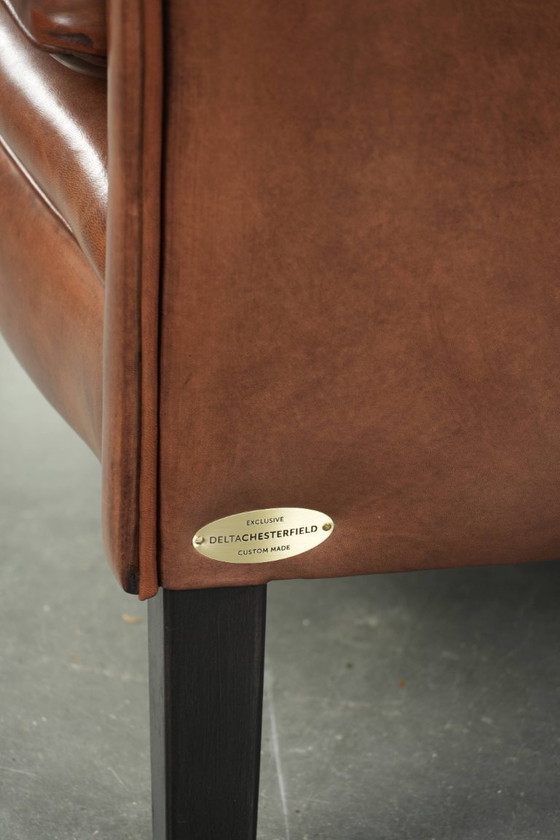 Image 1 of Sillón orejero grande de piel de oveja de estilo inglés clásico, en perfecto estado.