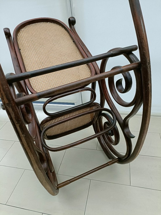 Image 1 of Antiek Thonet gebogen houten rieten schommelstoel
