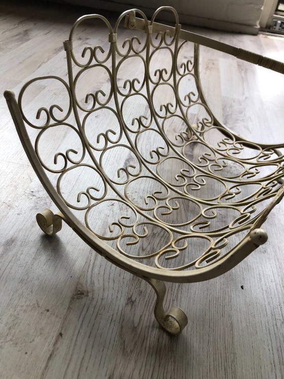 Image 1 of Tijdschriftenrek jaren 50  Cremekleurig draadstaal met sierlijke krullen ontwerp hoogte 25 breed 40 diep 30 hoogte hendel 45