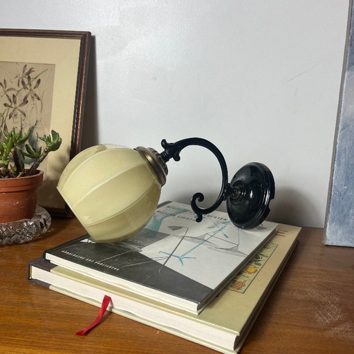 Applique vintage métal noir, globe en verre opaline crème, rosace porcelaine