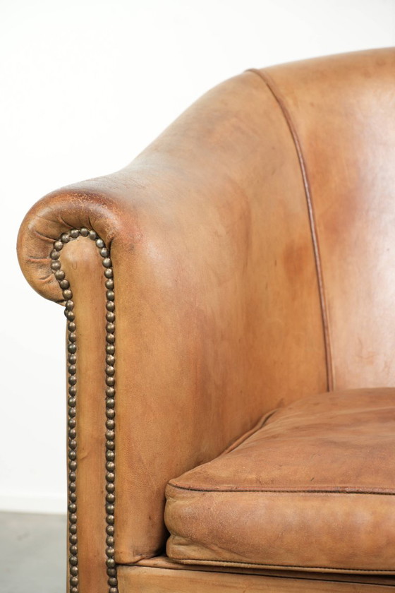 Charaktervoller Club-Sessel aus Schafsleder in hellem Cognac, mit Ziernägeln verziert – Leather (photo 10 of 13)