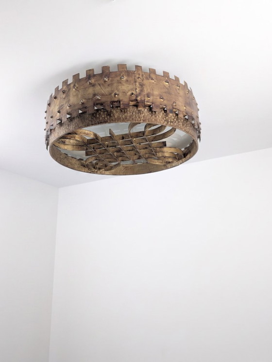 Lampada da soffitto brutalista di metà secolo in ferro battuto dorato con motivo a castello, anni '40 (photo 7 of 11)