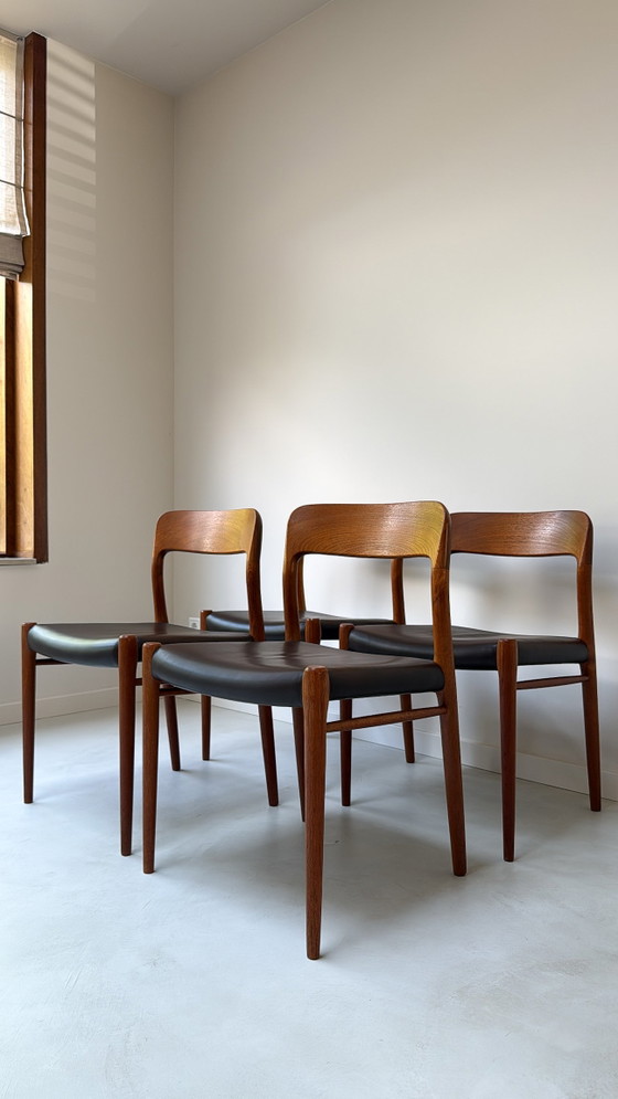 Image 1 of Vier Deense vintage teak houten design eetkamerstoelen Niels O. Møller