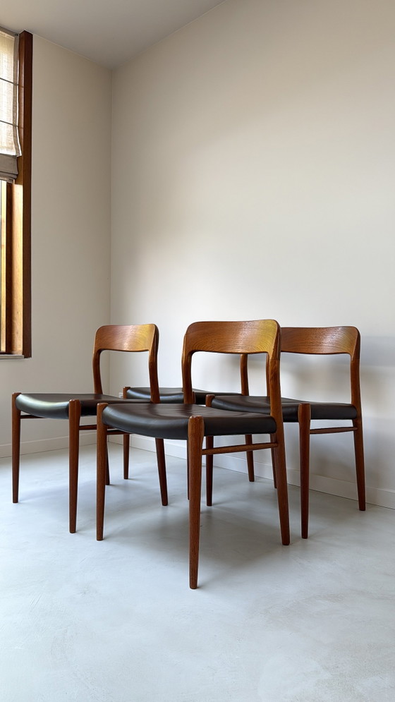 Image 1 of Vier Deense vintage teak houten design eetkamerstoelen Niels O. Møller