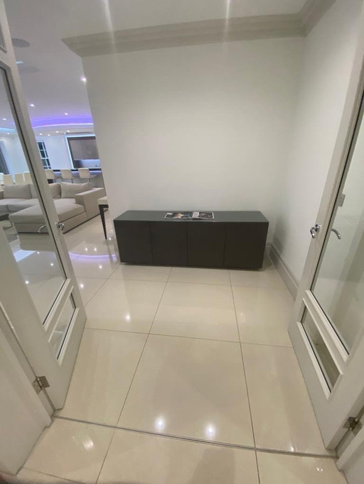 4-TÜRIGES SIDEBOARD AUS GRAUEM EICHENHOLZ AUF MASSIVEM SOCKEL OHNE GRIFFE