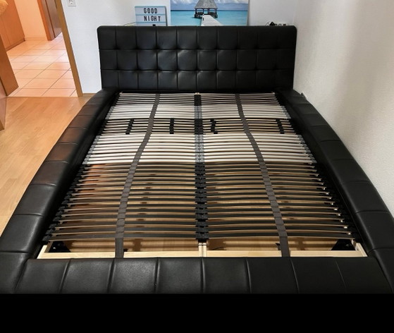 Cama de diseño en piel auténtica (160x200 cm) en color negro – modelo “Lille” / “Royal” – Camas de matrimonio (photo 3 of 5)
