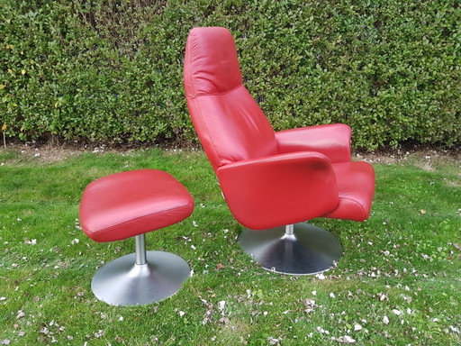 Bellissima poltrona relax Hjort Knutsen con pouf in pelle rossa