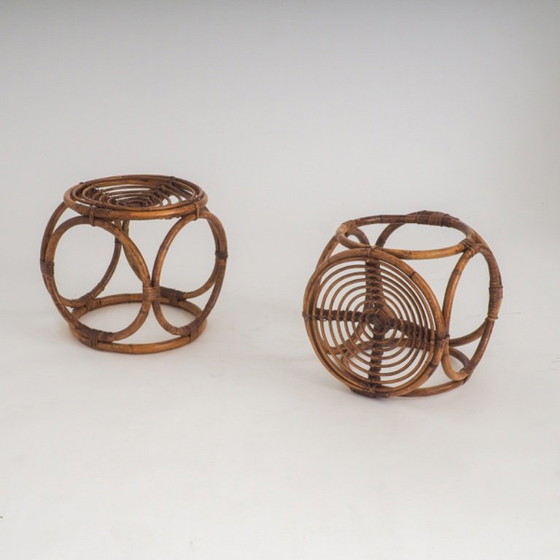 Coppia di sgabelli/tavolini vintage in rattan realizzati a mano (photo 9 of 12)