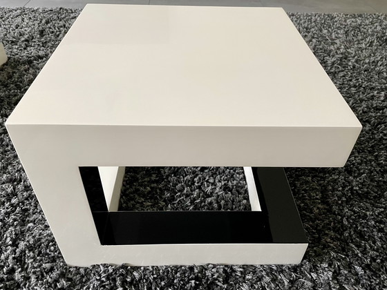 Image 1 of 2 tavoli geometrici bianchi/neri 40 x 40, in legno laccato.