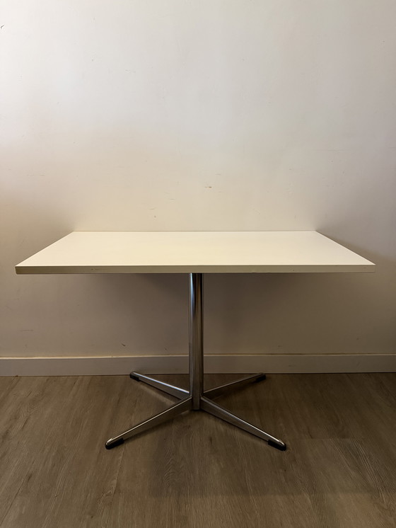 Image 1 of Table d'appoint avec plateau blanc et pieds chromés