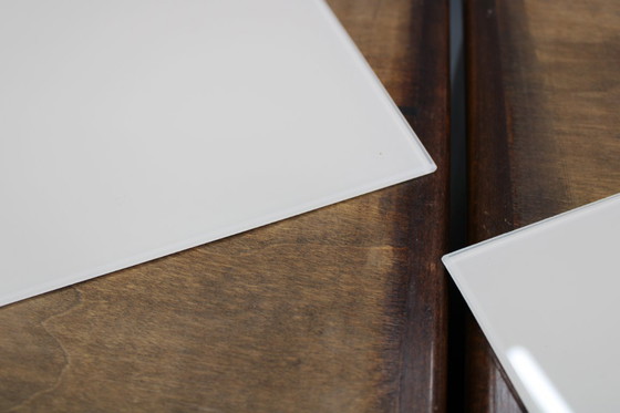 Image 1 of Pareja de mesillas de noche italianas de mediados de siglo en nogal con tapa de cristal, años 50