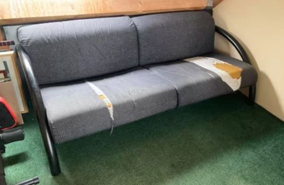 Image 1 of Salvadanaio con logo Harvink. Divano a 3 posti.