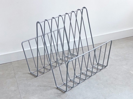 1x Revistero/Cesta de lectura/Cesta para revistas de metal gris vintage estilo postmoderno – tijdschriftenrek