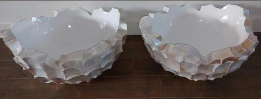 1 jarrón de concha ovalada y 2 jarrones de concha de nácar con cuencos rotos