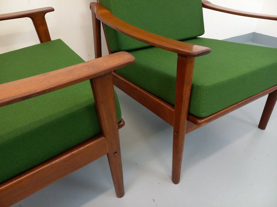 Image 1 of Een paar vintage Scandinavische fauteuils van teakhout met groene stof uit de jaren 60.