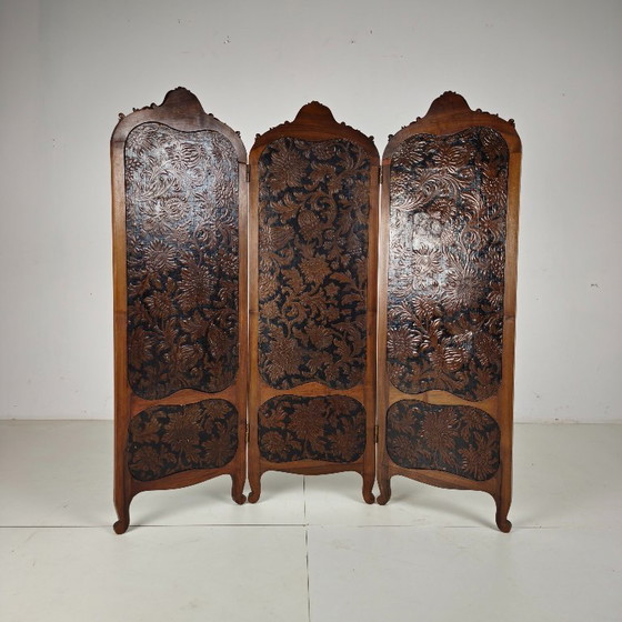 Image 1 of Paravent pliant en cuir doré orné de riches sculptures sur bois, vers 1860