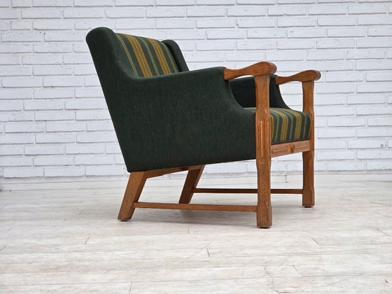 Image 1 of Fauteuil danois des années 1970, en laine verte, avec revêtement en chêne massif.