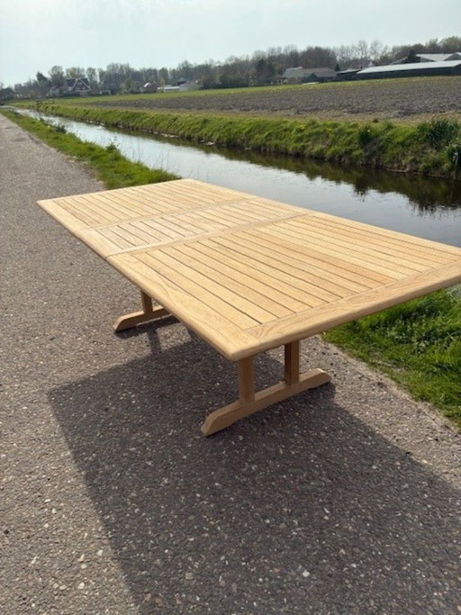 Uitschuifbare zware teakhouten tuintafel 190/240 bij 110 cm als NIEUW