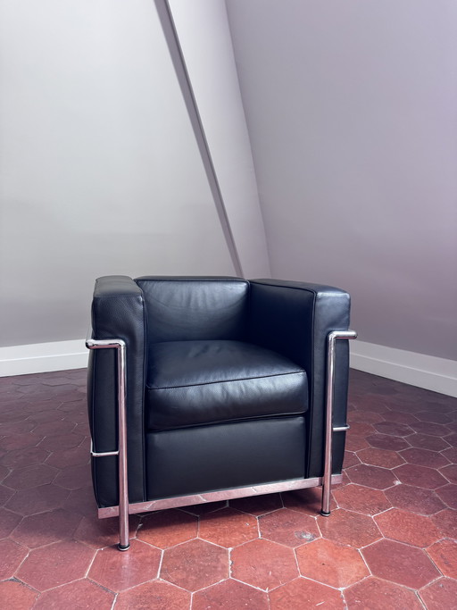 Fauteuil design en cuir noir – pièce élégante