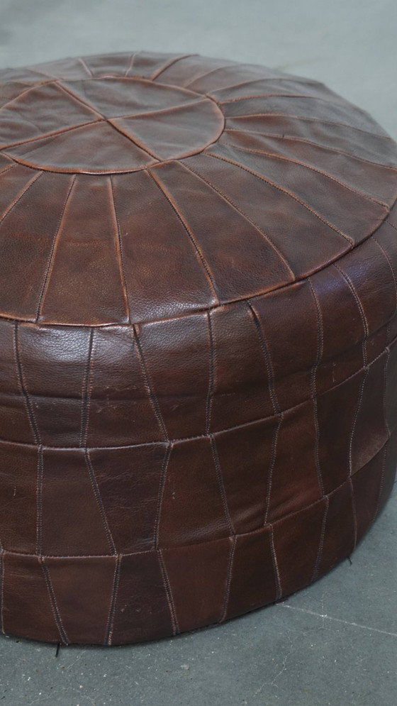 Image 1 of Pouf vintage in pelle di vacchetta marrone con design patchwork degli anni '70