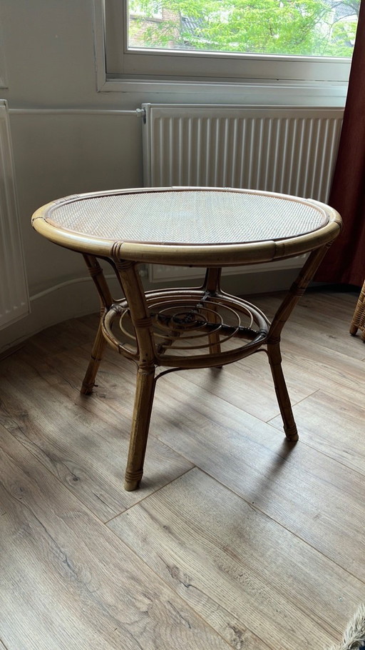 Table d'appoint ou table basse ronde en rotin