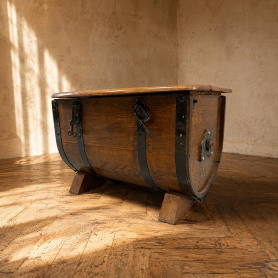 Image 1 of Cassapanca contenitore in rovere a forma di botte con cinghie in metallo nero, anni '30-'40