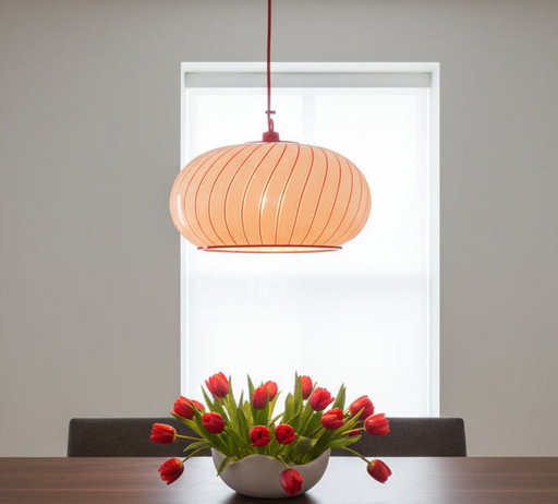 Lámpara de plástico de rayas rojas y blancas de mediados de siglo de la década de 1970.