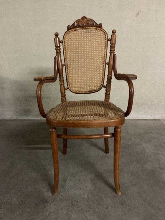 Fauteuil, Josef Hoffman pour Thonet. 1900. Avec d'élégantes sculptures sur bois en haut du dossier. – Wood (photo 3 of 9)