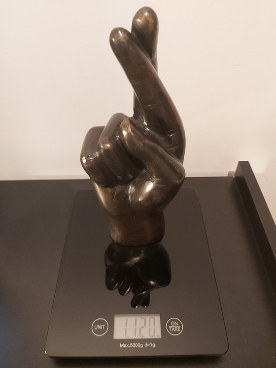 Image 1 of Mano con dita incrociate. Buona fortuna