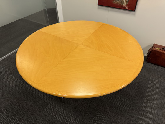 Image 1 of Vitra ronde eet/vergader tafel kersen hout