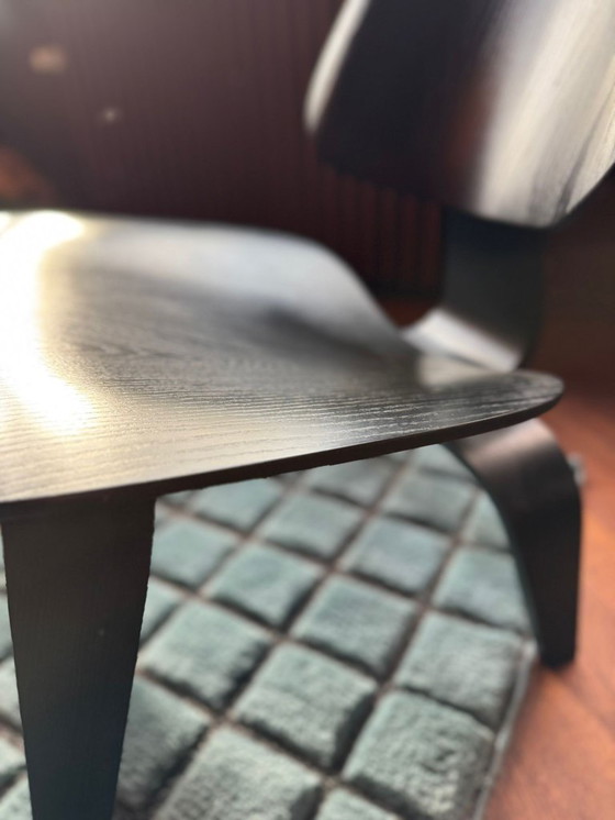 Image 1 of Sillón Vitra Eames LCW negro
