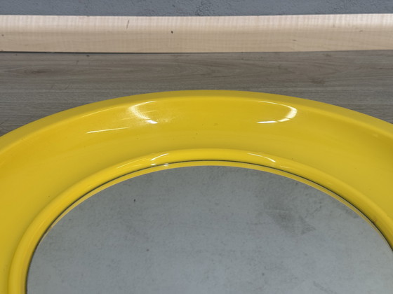 Image 1 of Ronde Gele Spiegel uit de Jaren 70 – in de stijl van Kartell space age 