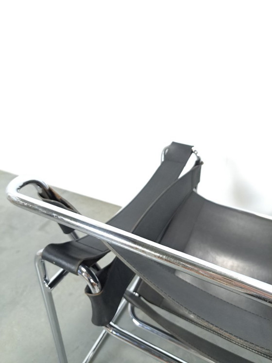 Image 1 of Réplica de la silla Wassily con cuero negro y cromo