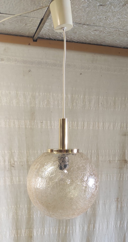 Lámpara colgante de diseño de los años 70 en cristal ámbar y latón dorado.