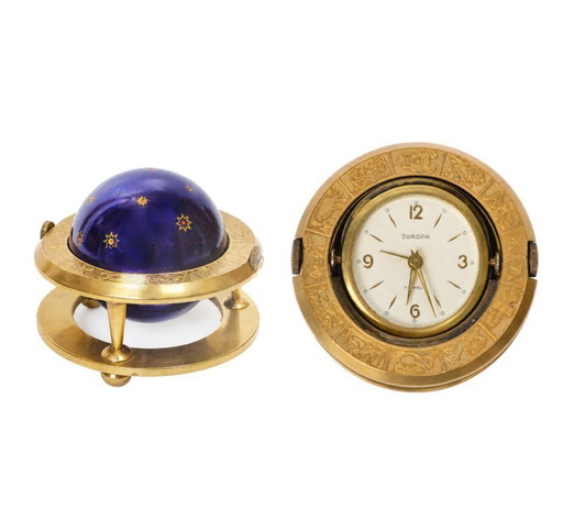 Astronomische Tierkreisuhr / Messing & Himmelblauer Planet / Tischwecker „Europa“ mit 7 Steinen / Mid-Century Modern Vintage