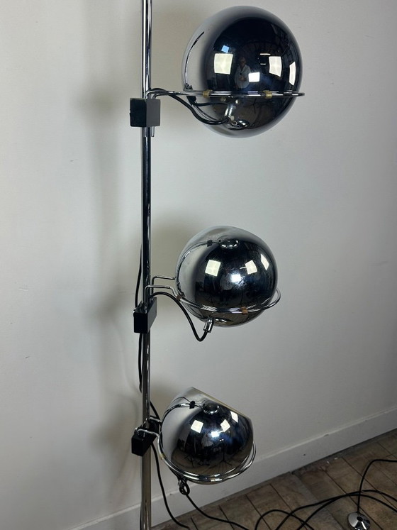 Image 1 of Vintage vloerlamp in ruimtetijdstijl met "oogbol" en 3 chromen bollen, jaren 70.
