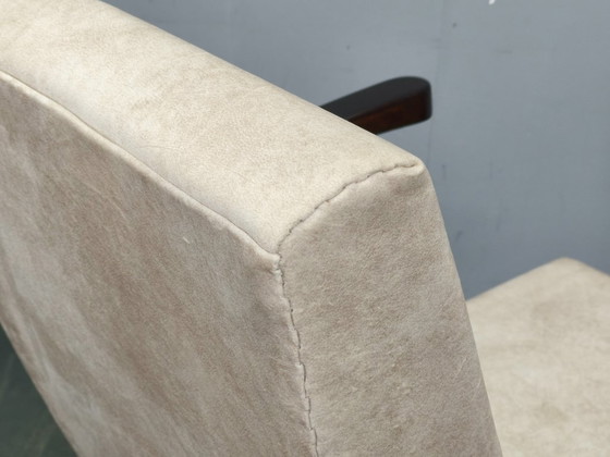 Image 1 of Sillón de terciopelo color crema de mediados de siglo, Checoslovaquia, década de 1960.