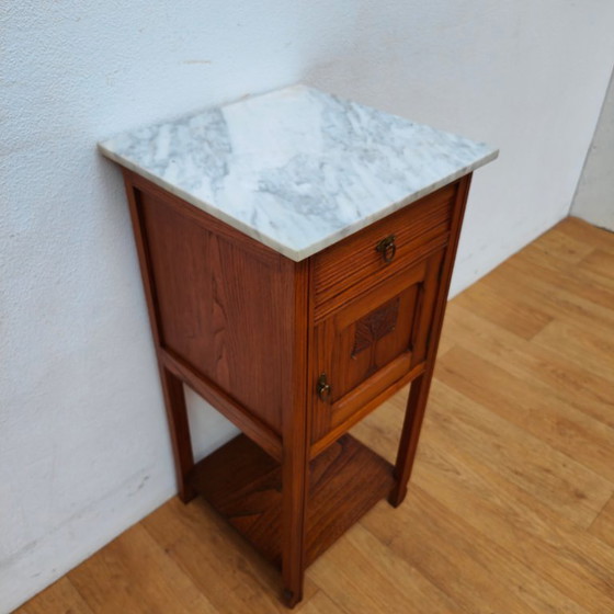 Image 1 of Table de chevet ancienne vintage avec plateau en marbre