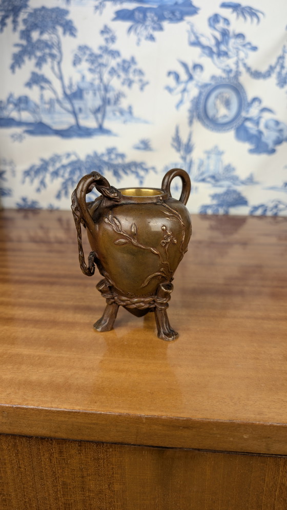 Image 1 of Piccolo vaso a treppiede firmato Barrias e Barbedienne in bronzo dorato Art Nouveau, fine XIX secolo