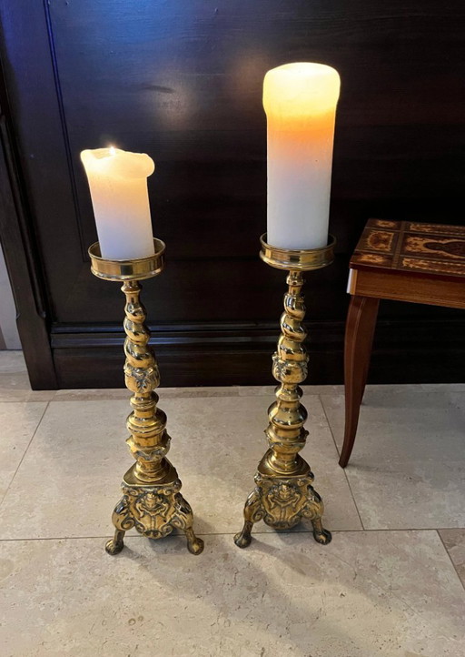 Set di 2 grandi candelieri da chiesa in ottone pesante con teste d'angelo - 51 cm