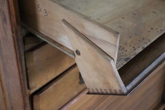 Image 1 of Archiefkast met 18 laden en luikdeur in eikenhout, Italië jaren 20