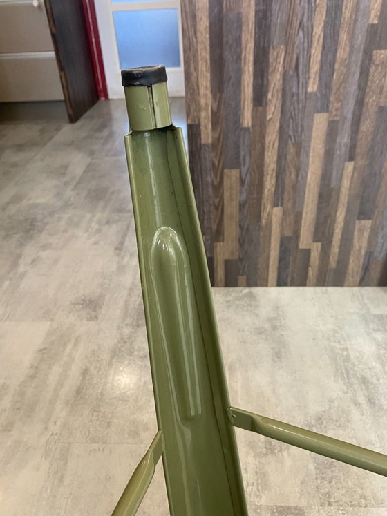 Image 1 of Taburete alto industrial Tolix H75 apilable, color verde oliva.