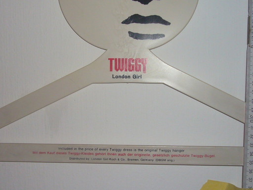 Originele Twiggy kledinghanger uit circa 1969.