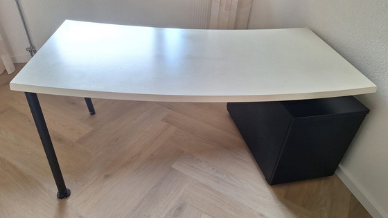 Image 1 of Hülsta buro met gebogen wit blad zwart stalen ladenblok