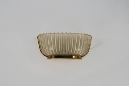 Single Art deco Seguso sconce in brass and glass. Italy 1940s