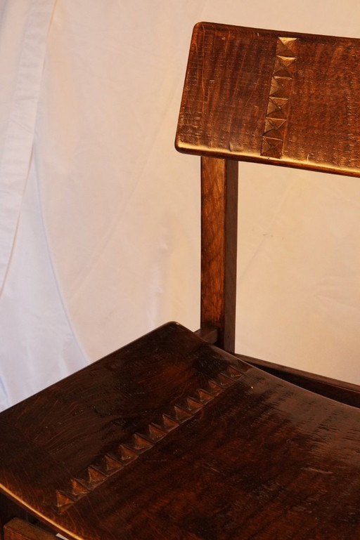Zeldzame vroege Giuseppe Rivadossi massief eikenhouten eettafel met vier stoelen met diamantvormig snijwerk.